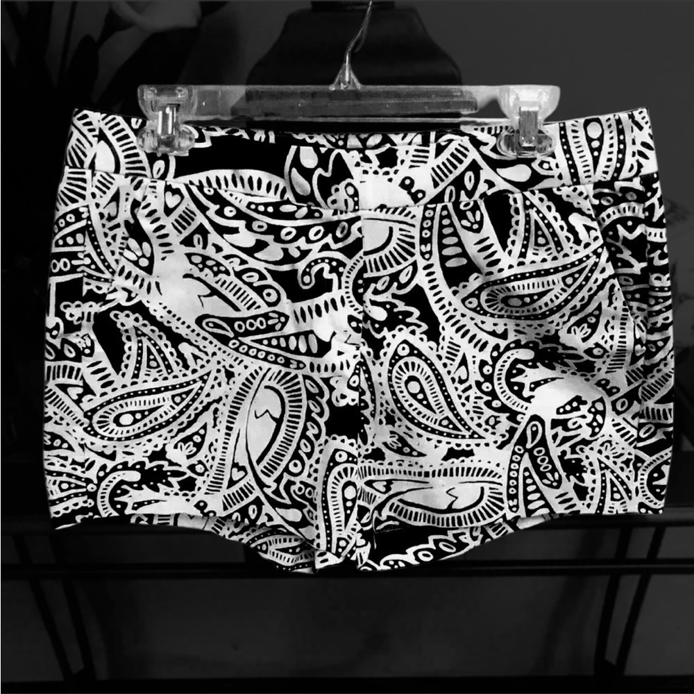 KENZIE MICRO SHORTS BLACK/WHITE SPRING SUMMER CASUAL PAISLEY PRINT SZ 8